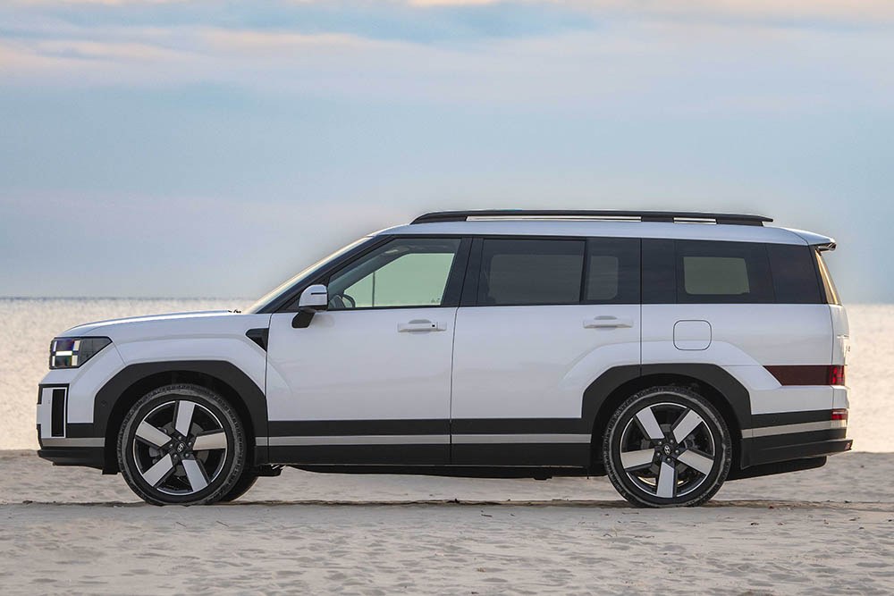 Hyundai Santa Fe and many D-class SUV models are worth buying in the 1 billion VND price segment. Photo: Hyundai