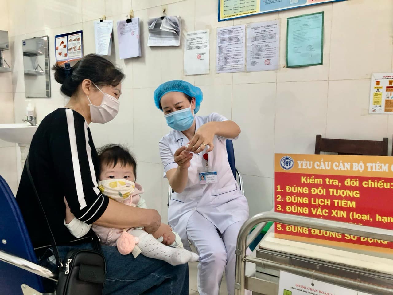 Health workers inform about the application and dosage of measles vaccination for mothers before vaccinating children. Photo: Duy Tuan