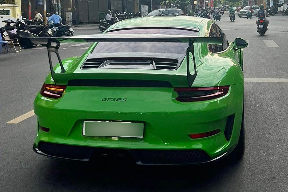 The special blue Porsche 911 GT3 RS on the street in Ho Chi Minh City attracted attention. Photo: Nguyen Tri Ha