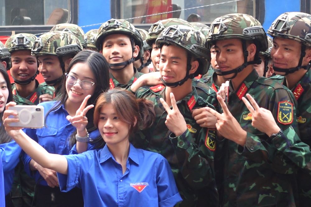 Da Nang welcomes the train carrying the parade into Ho Chi Minh City. Photo: Tran Thi