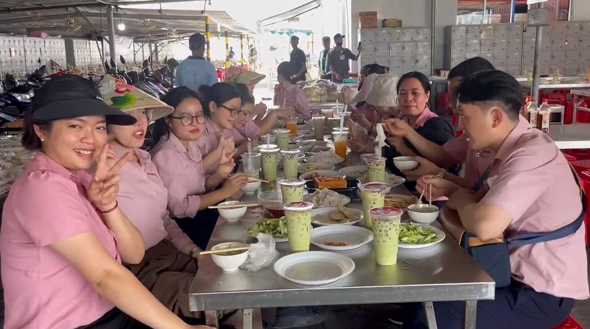 Meal connects workers with trade unions and enterprises in Binh Duong. Photo: Dinh Trong