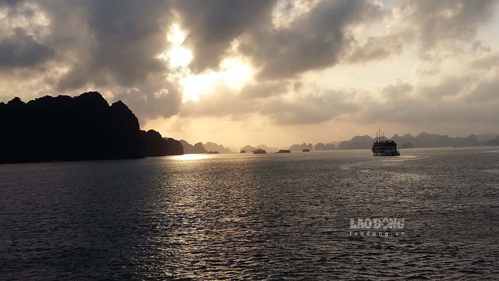 Routes No. 3 and No. 4 on Ha Long Bay currently mainly attract international visitors to stay overnight on tourist boats. Photo: Nguyen Hung