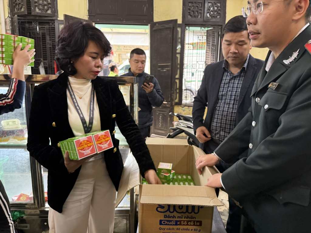 A green rice cake production facility in Hanoi has been suspended due to food safety violations. Photo: Phuong Thu