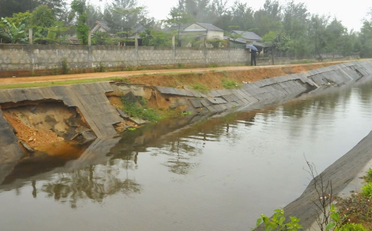 The embankment to prevent landslides was seriously eroded. Photo: Duc Tai