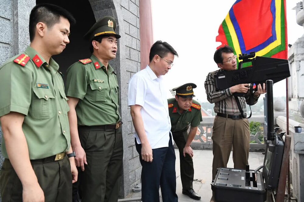 Colonel Nguyen Minh Tuan - Director of Phu Tho Provincial Police (in white shirt) inspected the work of ensuring security and order at Hung Temple. Photo: CACC.