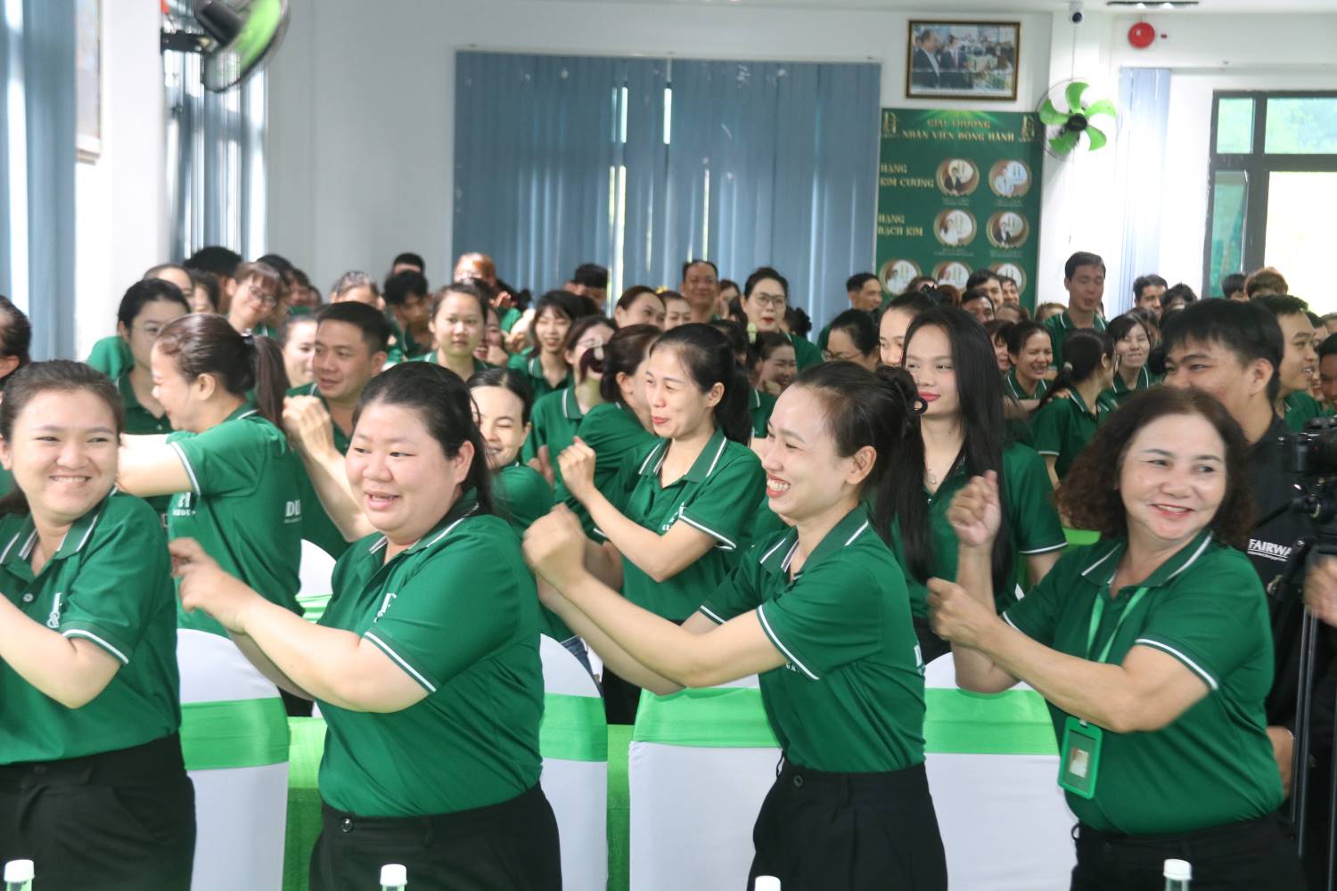 Nguoi lao dong cung nhau tham gia hoat dong khoi dong va doi thoai voi Ban Giam doc tai hoi nghi. Anh: Phuong Linh