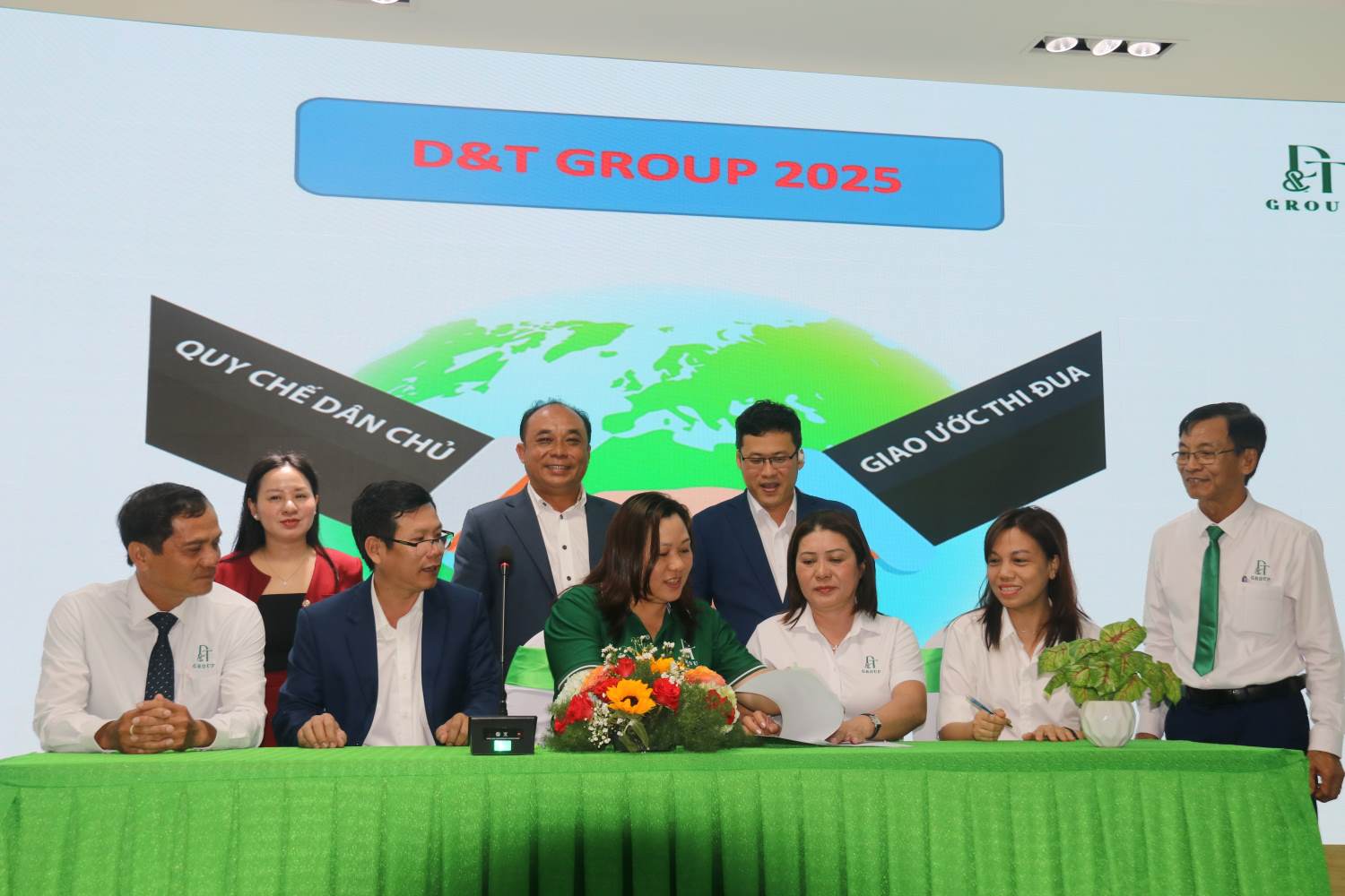 Through the conference of workers and enterprises in Khanh Hoa with the Trade Union, workers are committed to competing to achieve high growth targets in 2025. Photo: Phuong Linh