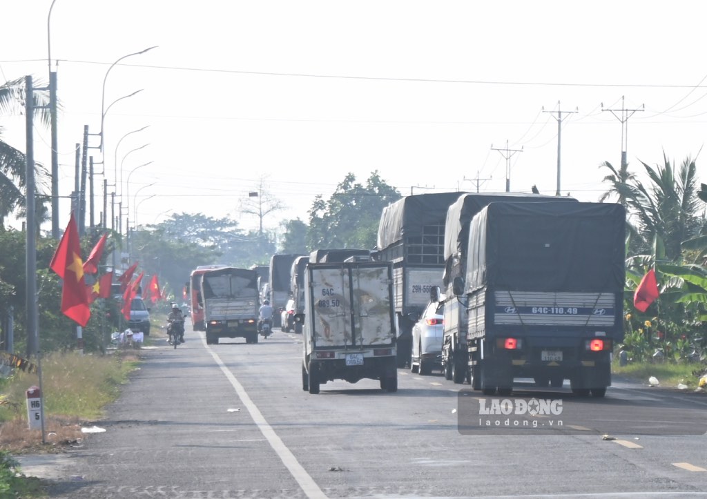 Dinh Khao ferry is congested every Tet holiday. People are looking forward to building Dinh Khao bridge to solve traffic congestion. Photo: Thanh Nhan