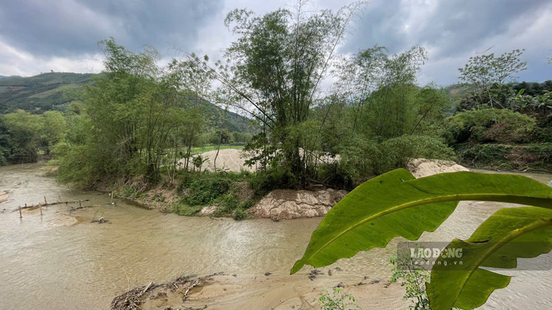 Một số điểm tập kết cát trên địa bàn xã Nghĩa Đô (Bảo Yên, Lào Cai). Ảnh: PV