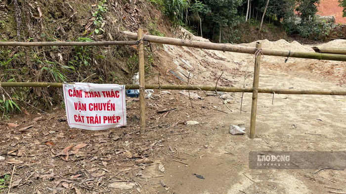 Tại các điểm tập kết trái phép, chính quyền xã Nghĩa Đô đã lập biên bản và gắn biển cấm. Ảnh: PV