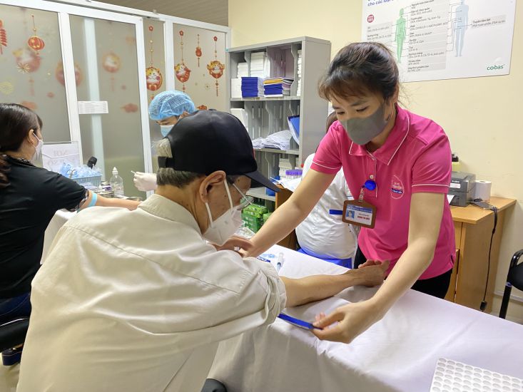People participate in health insurance examination and treatment at Hospital E (Hanoi). Photo: Thuy Linh