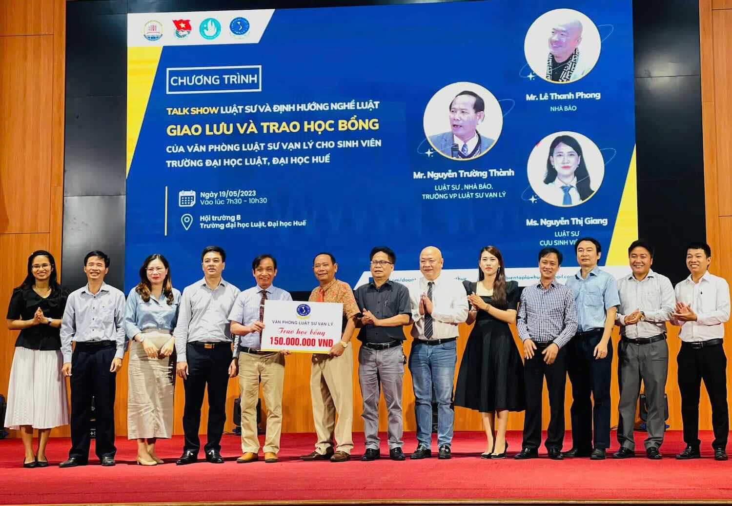 The scholarship awarding ceremony for students came from the Can Tho City Bar Association Office. Photo: HUL.