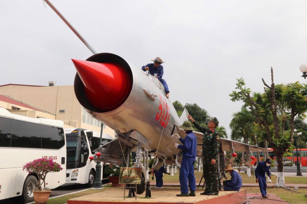 Repairing 40 aircraft and helicopters at the Military Region 5 Museum to serve tourists. Photo: Nguyen Linh