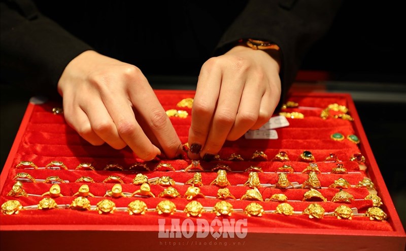 Many experts believe that factors such as fluctuating stock markets, outflows and technical trends are at a disadvantage for gold prices. Illustrative photo: Phan Anh