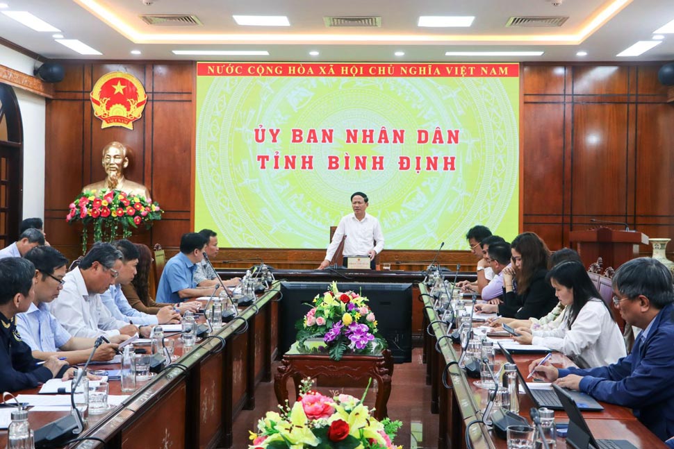 Chairman of Binh Dinh Provincial People's Committee Pham Anh Tuan chaired a meeting to assess the impact situation and propose solutions to respond to the new US tax policy. Photo: Binh Dinh Information Portal