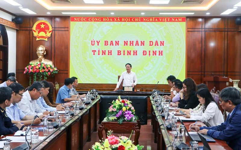 Chairman of Binh Dinh Provincial People's Committee Pham Anh Tuan chaired a meeting to assess the impact situation and propose solutions to respond to the new US tax policy. Photo: Binh Dinh Information Portal