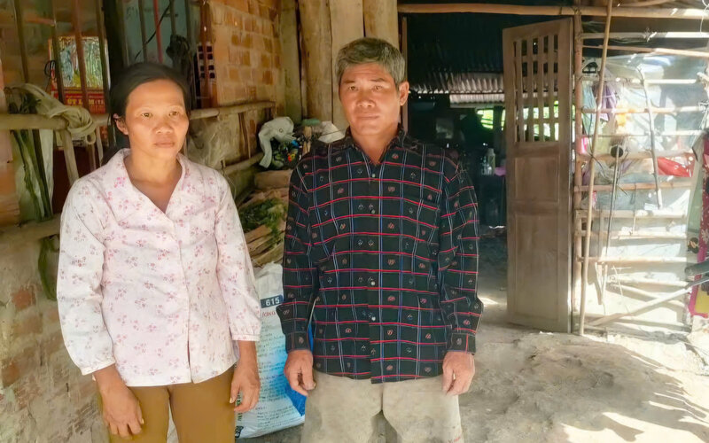 The burden of disease and the worries about education of children. Photo: Hoang Loc