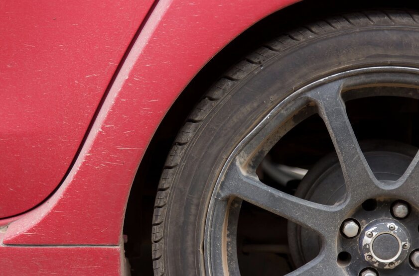 Why do some car manufacturers still use plastic blades? Photo: Thuy Duong