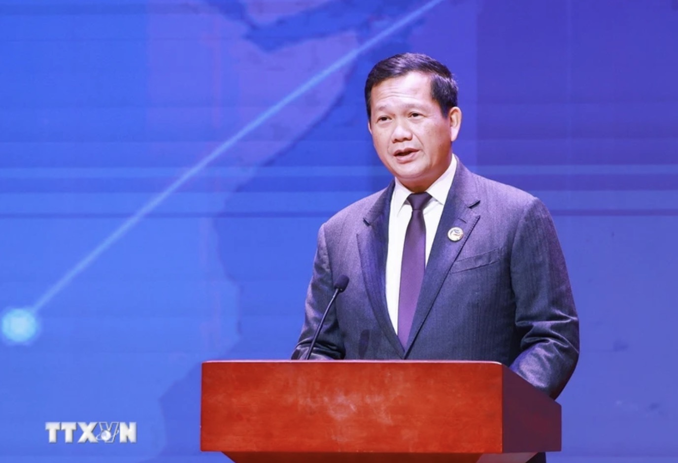 The Cambodian Prime Minister announced a reduction in US goods tax from 35% to 5%. Photo: VNA