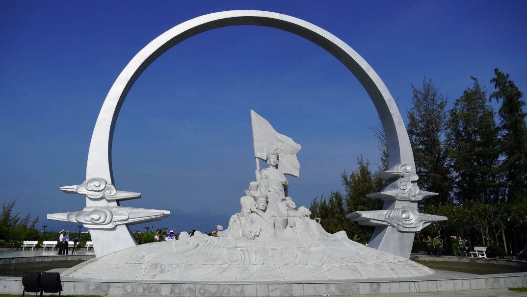 Tuong dai Chien si Gac Ma cao hon 15m, voi chu de “Nhung nguoi nam lai phia chan troi“, lay cam hung tu hinh anh 64 chien si nam tay nhau quyet tam bao ve la co To quoc, khang dinh chu quyen Viet Nam tai dao Gac Ma ngay 14/3/1988.