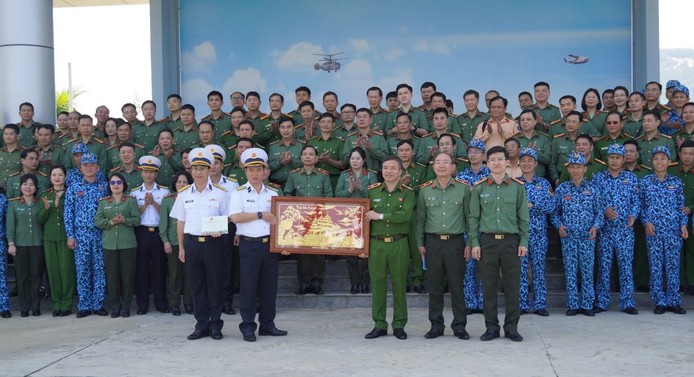 Doan cong tac tham, tang qua can bo chien si Lu doan 189, Vung 4 Hai Quan. Anh: Phuong Anh