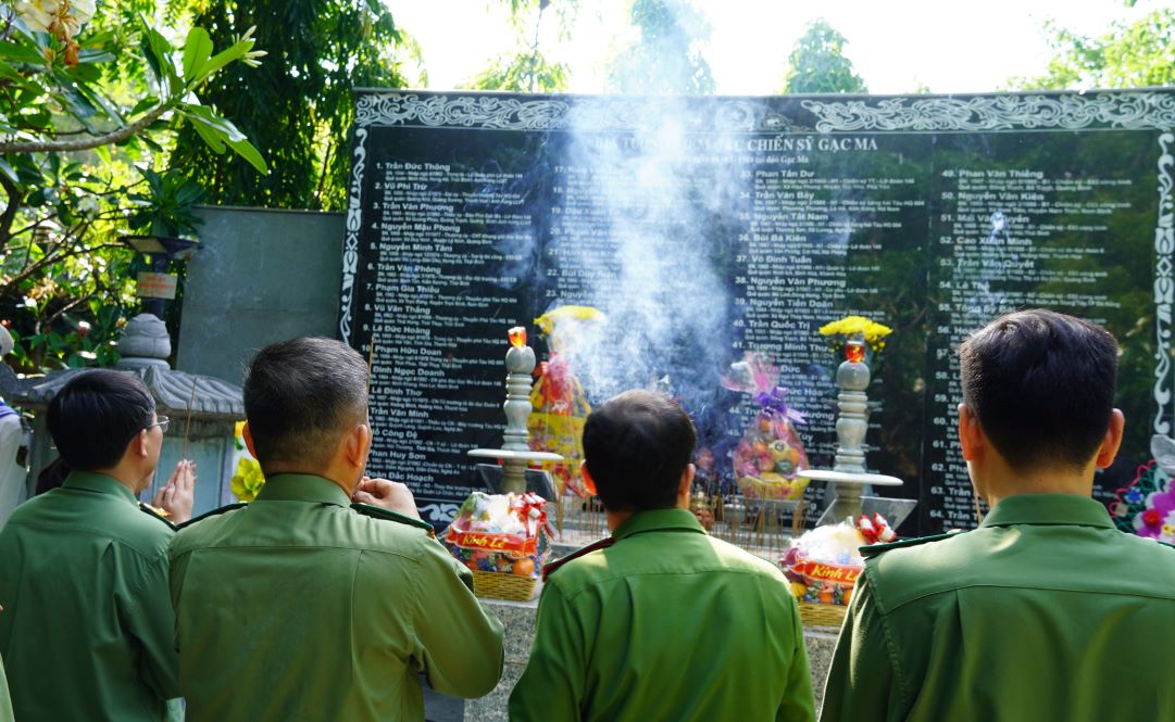 Bia ghi danh sach 64 liet si Gac Ma ngay 14.3.1988, voi day du ho, ten, dia chi. Anh: Phuong Anh