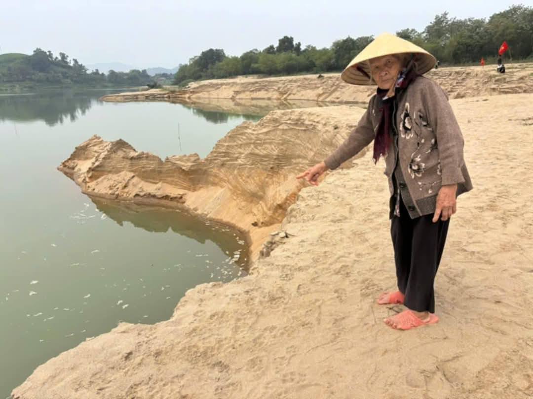 People are worried because the alluvial plain is seriously eroded due to sand dredging activities. Photo: Ngoc Anh