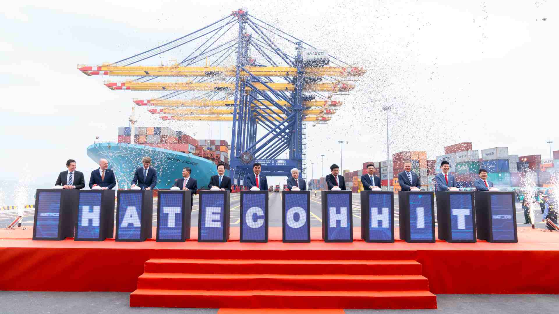 Delegates announced the operation of hateco Hai Phong International Container Port. Photo: hateco