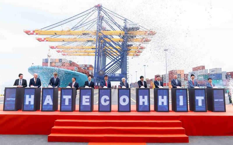 Delegates announced the operation of hateco Hai Phong International Container Port. Photo: hateco