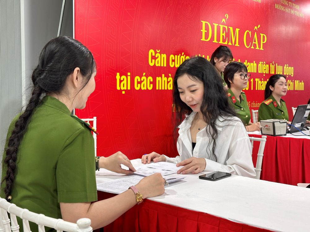 Taking Metro No. 1 in Ho Chi Minh City, I suddenly got an ID card and electronic identification card