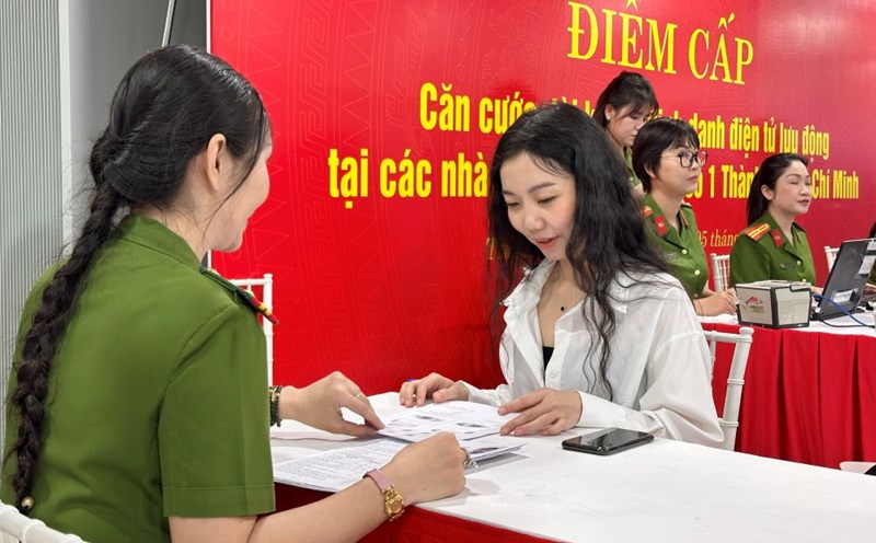 Taking Metro No. 1 in Ho Chi Minh City, I suddenly got an ID card and electronic identification card