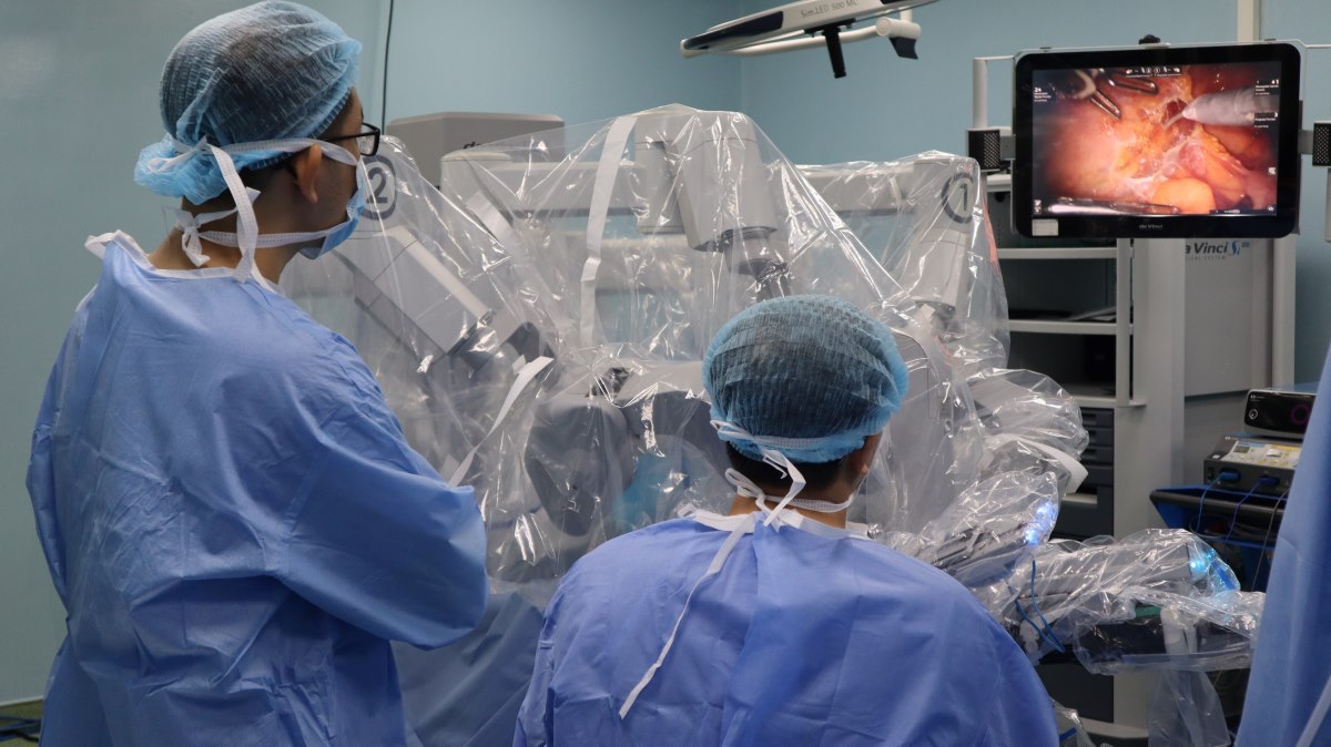 Phẫu thuật robot điều trị ung thư tuyến tiền liệt trong phiên phẫu thuật thị phạm. Ảnh: Bệnh viện cung cấp
