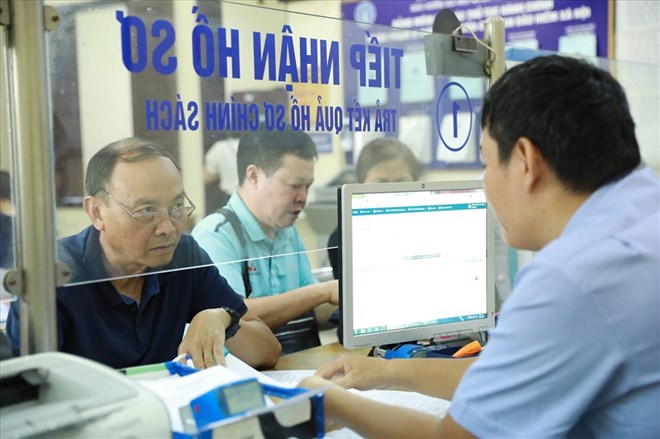 Social Insurance officers of Region 1 (Hanoi City) instruct people to complete social insurance documents to receive pensions. Photo: Hai Nguyen