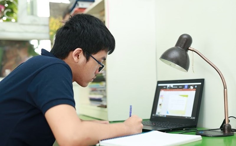 Controlling your daily sitting time can bring many benefits to your physical and mental health. Photo: Hai Nguyen