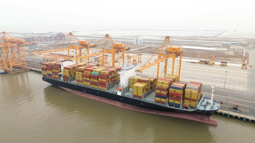 Ship M/V GREENVILLE arrives at Wharf No. 3 and 4 of Lach Huyen Port. Photo: Hai Phong Portal