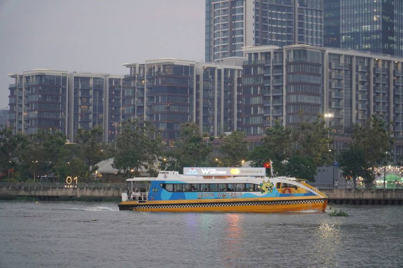 People and tourists experience the river bus, explore Ho Chi Minh City. Photo: Thanh Chan