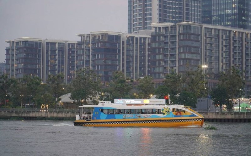 People and tourists experience the river bus, explore Ho Chi Minh City. Photo: Thanh Chan