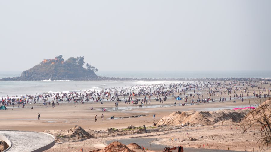 There are quite a lot of tourists coming to Vung Tau to play swimming during the Lunar New Year. Photo: Thanh An