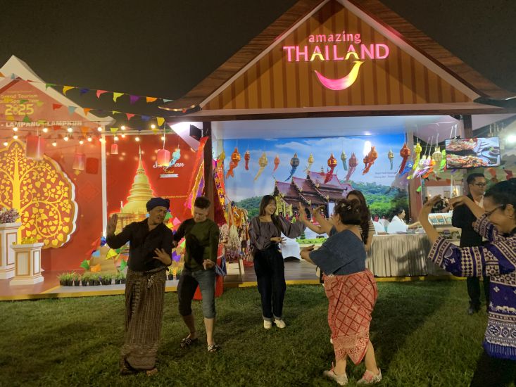 Tourists immerse themselves in traditional Thai dance at Thai Festival 2025 in Hanoi. Photo: Y Yen