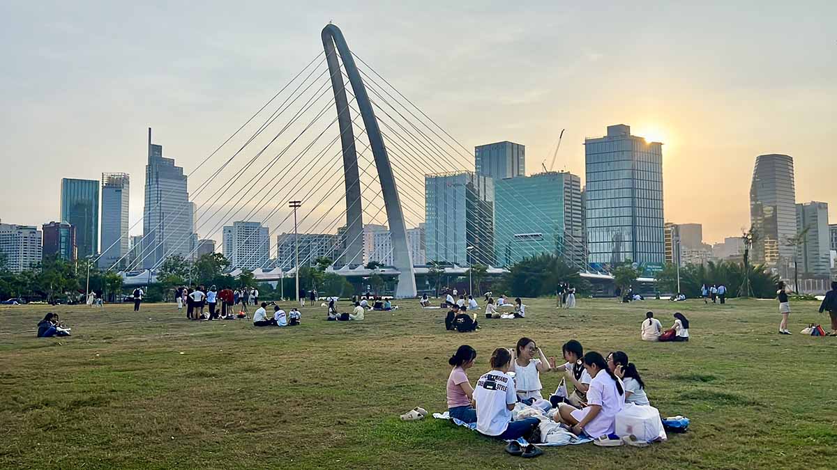 A large number of people come to the Creative Park (Thu Duc City) to have fun and picnic on the occasion of Hung Vuong's Commemoration Day. Photo: Nhu Quynh