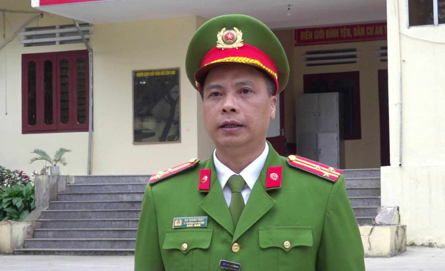 Thuong ta Ha Thanh Thuy chia se ve viec xung phong den co so nhan nhiem vu moi, tai Cong an thi tran Lang Chanh (huyen Lang Chanh, Thanh Hoa). Anh: Quach Du