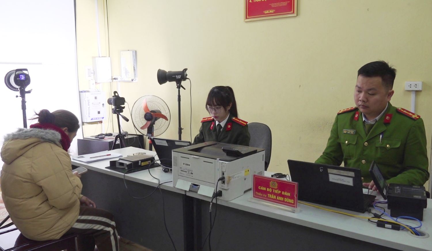 Cac can bo Cong an thi tran Lang Chanh tang ca giai quyet cac thu tuc cho nguoi dan. Anh: Quach Du