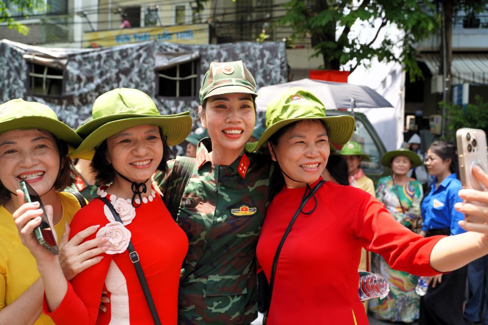 The delegation of officers and soldiers parading was moved by the affection of the army and people at Bien Hoa station