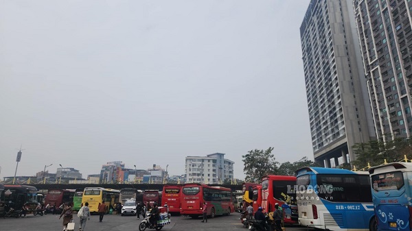 Hanoi tightens handling of vehicles with "enhanced vehicle" badges that take advantage of the holiday to violate. Photo: Minh Hanh
