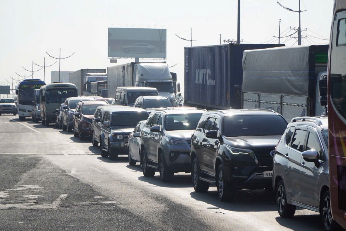 The road leading to Trung Luong - Ho Chi Minh City Expressway is experiencing a long traffic jam on the first day of the Hung Kings' Commemoration Day holiday. Photo: Nguyen Chan