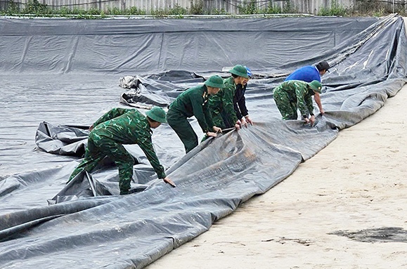 Officers and soldiers of Nhat Le Border Guard Station supported people in dismantling the construction to hand over the site. Photo: Van Thuong