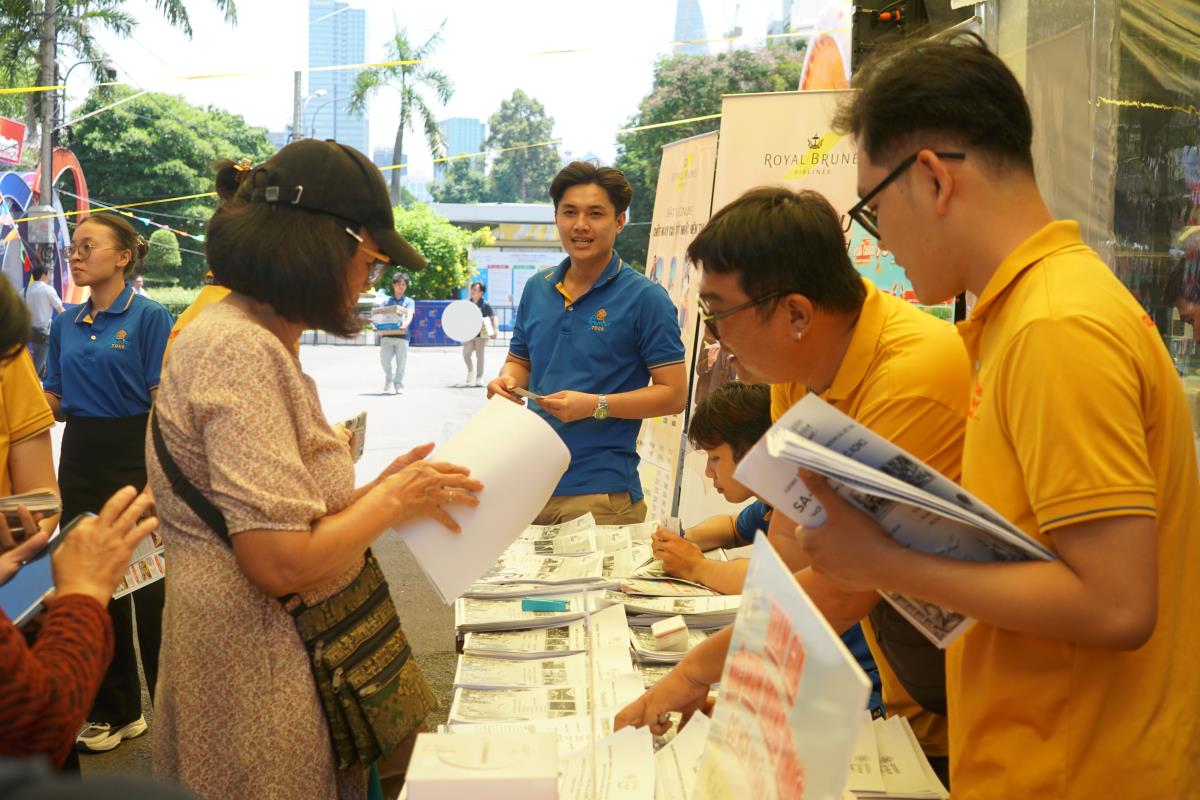 Tourists refer to the route and tour prices. Photo: Thanh Chan