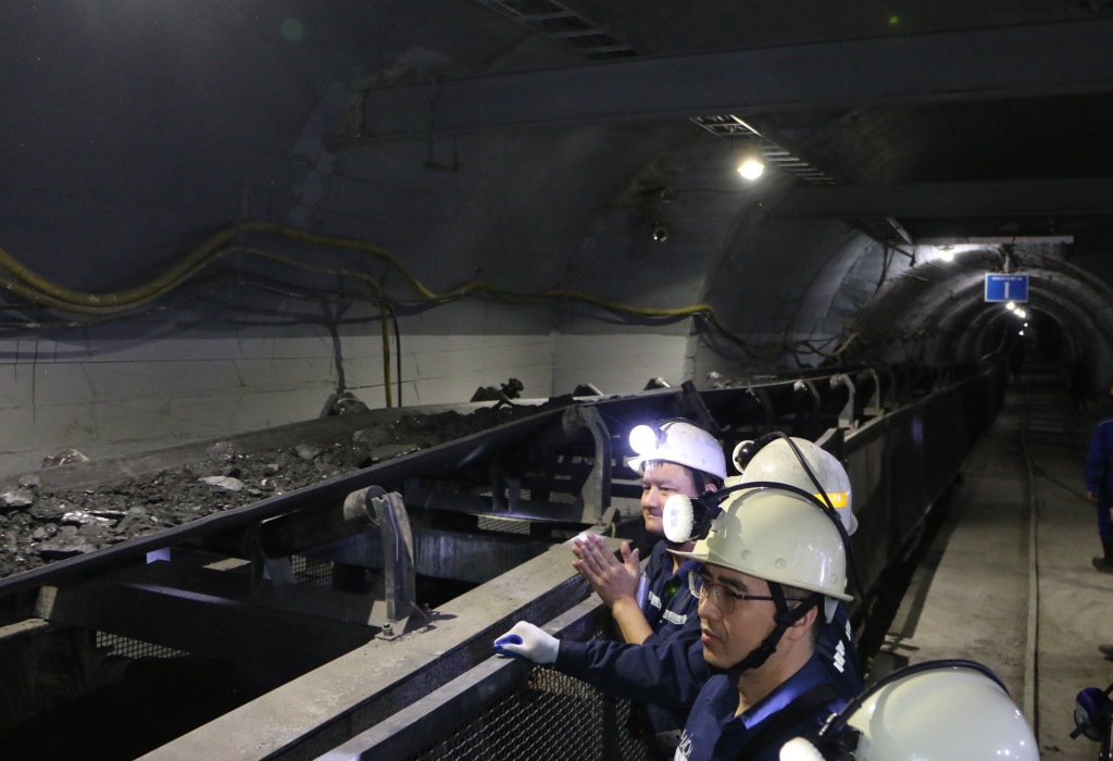 The first tons of coal from market No. 1, Quang Hanh Coal Company, TKV were exploited and poured onto the ground. Photo: Pham Tang