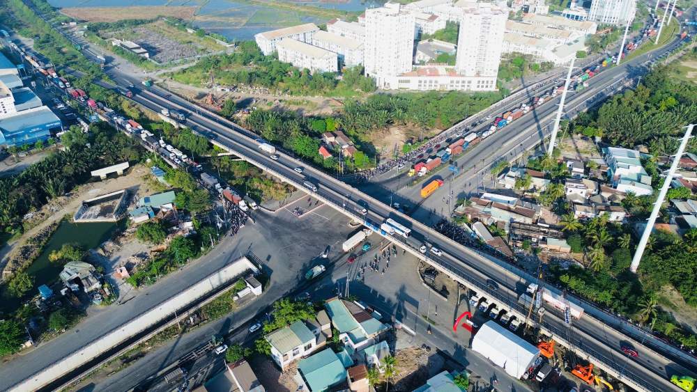 My Thuy intersection (Thu Duc City, Ho Chi Minh City) has not been completed after 9 years of construction. Photo: Anh Tu