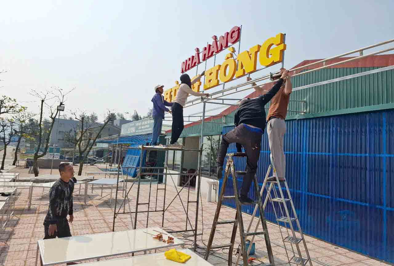 Renovate and invest in building a coastal restaurant in Thien Cam Sea Tourism Area to welcome guests when summer is approaching. Photo: Tran Tuan.